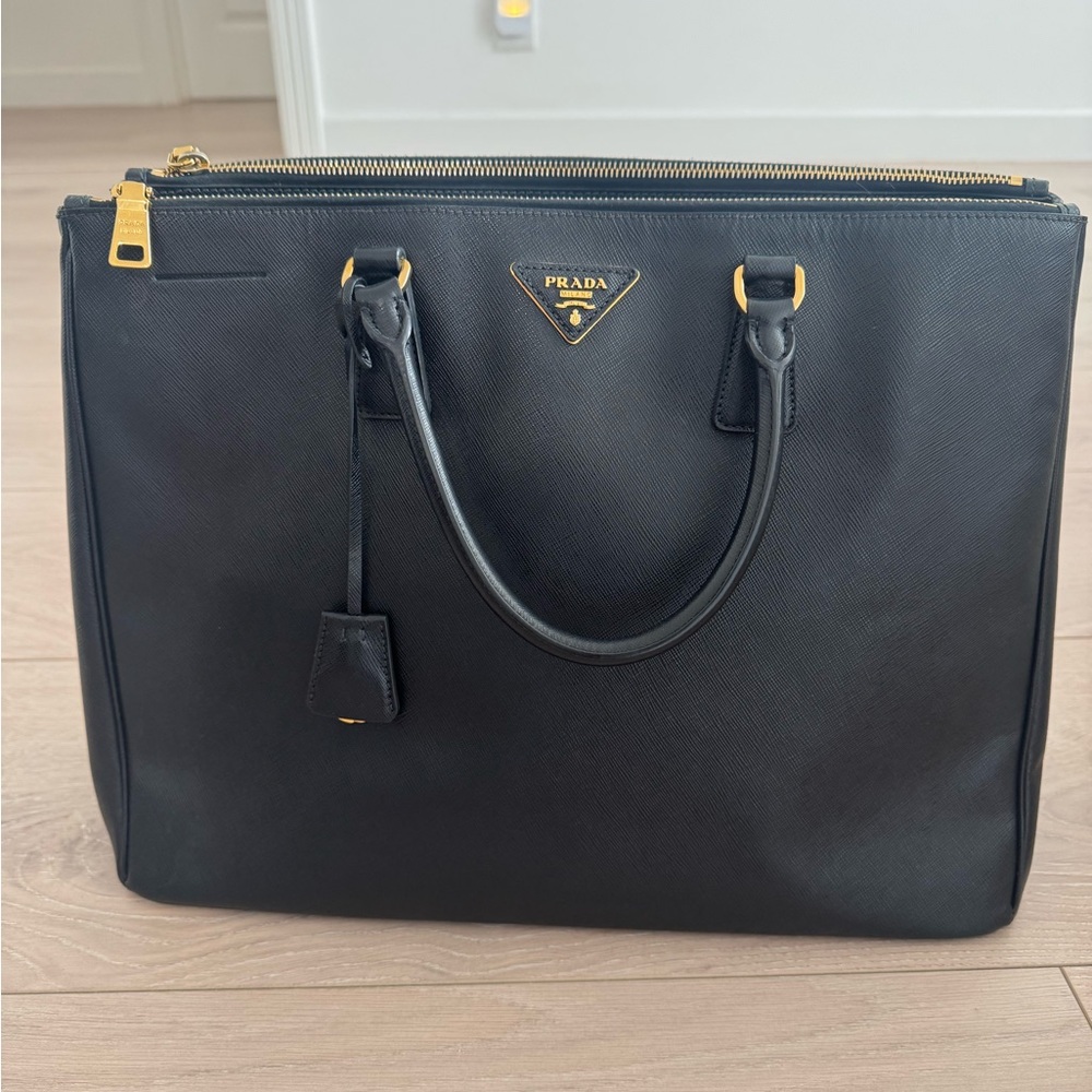 Prada - Picture 2 of 4